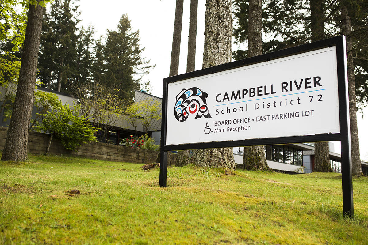 Ein Schild auf einer Wiese, was auf den Campbell River Schuldistrikt hinweist