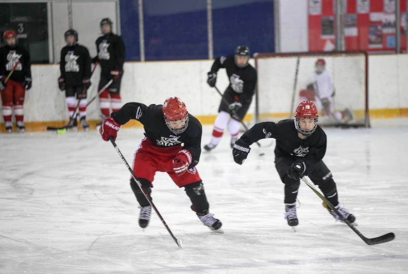 Das Eishockey-Team einer High School in Kanada während des Trainings