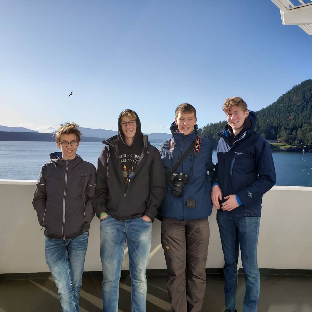 Eine Gruppe von Teilnehmern vor einem See