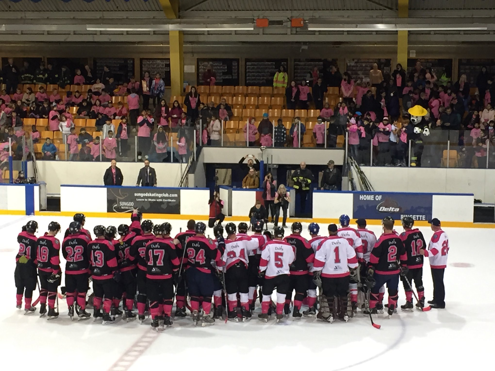 Ein Eishockey Spiel an einer kanadischen High School