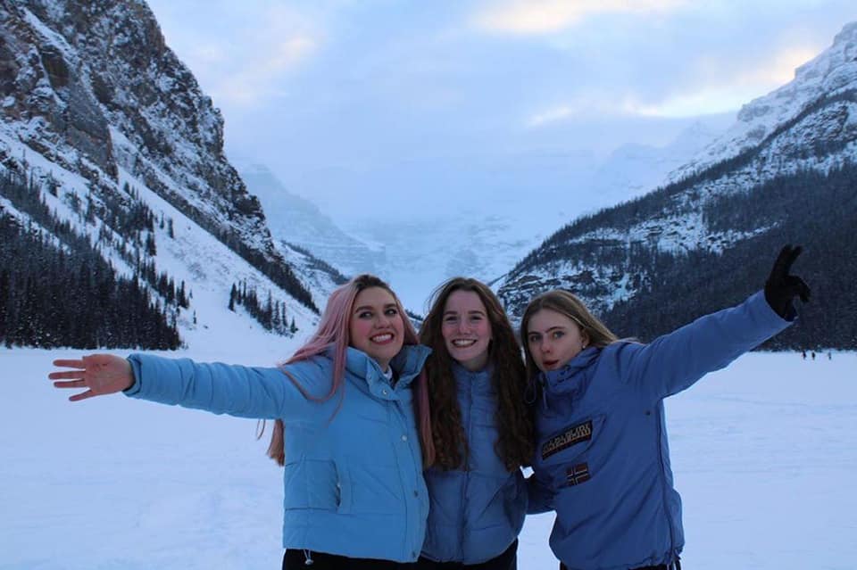 Drei Teilnehmerinnen in einer Schneelandschaft
