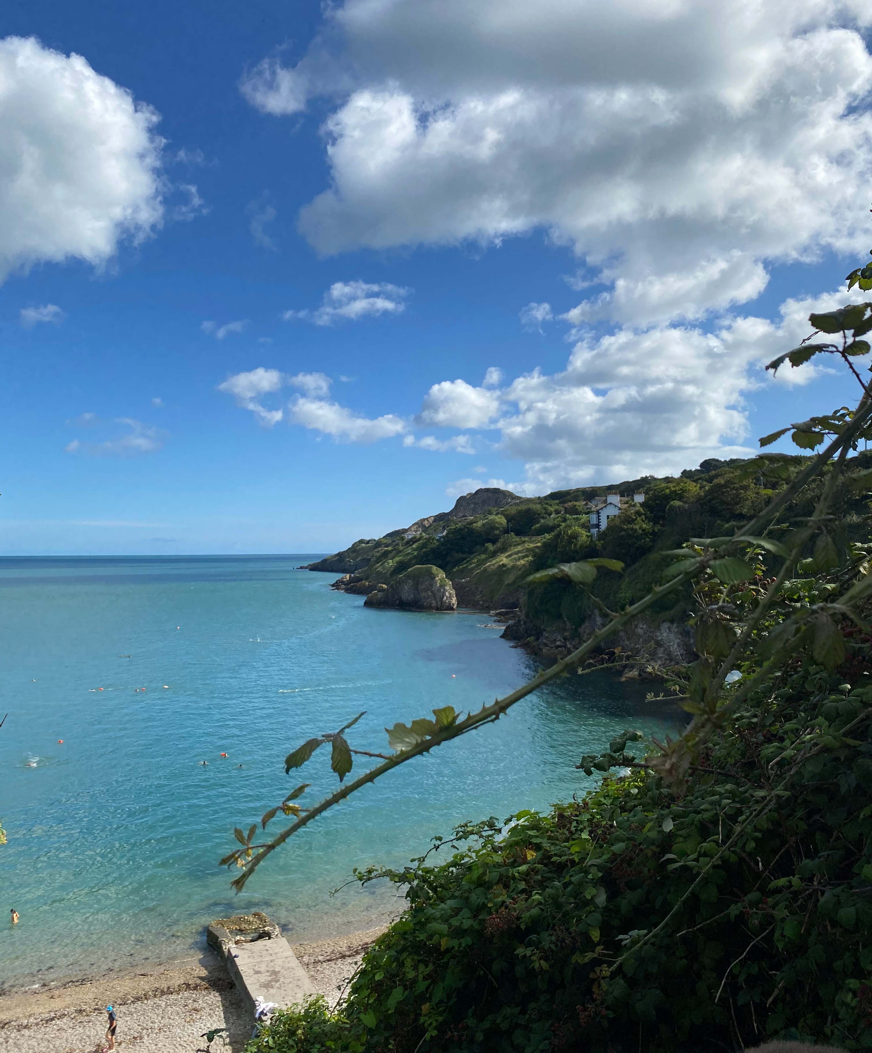 Ein Ausblick auf das türkise Meer in Irland