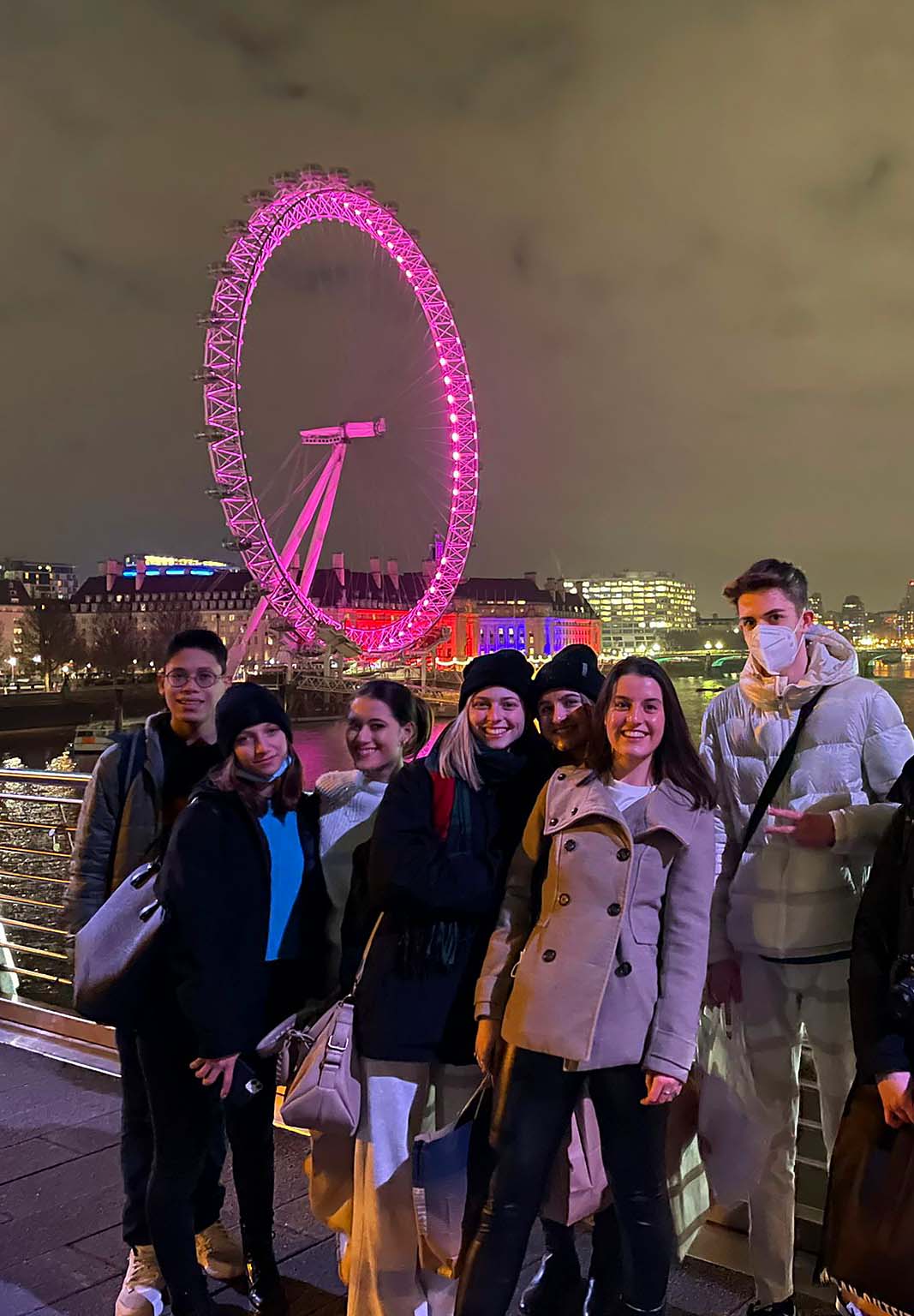 Eine Gruppe von Jugendlichen posieren mit dem London Eye im Hintergrund
