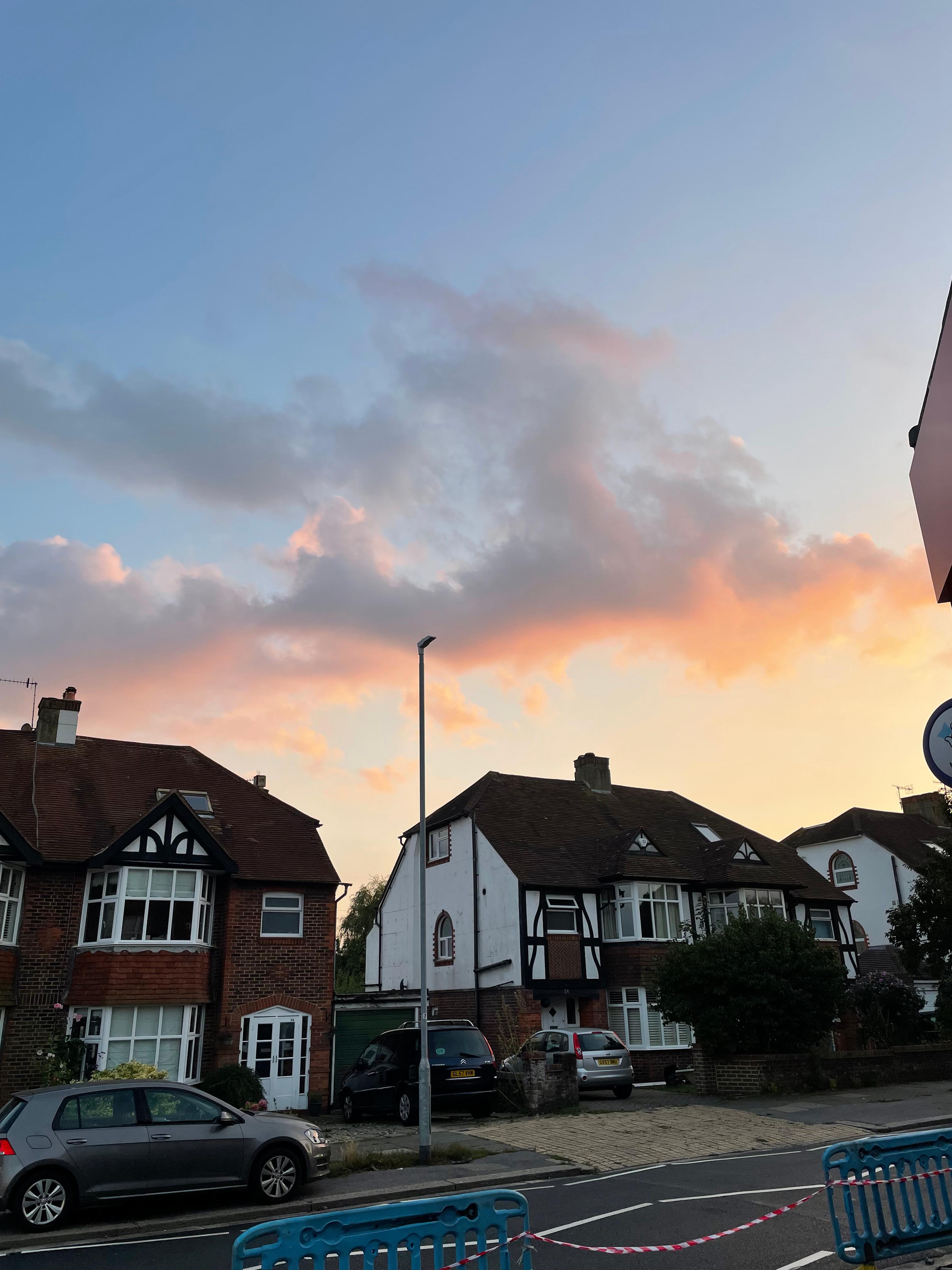 Eine Häuserreihe bei Sonnenuntergang in England