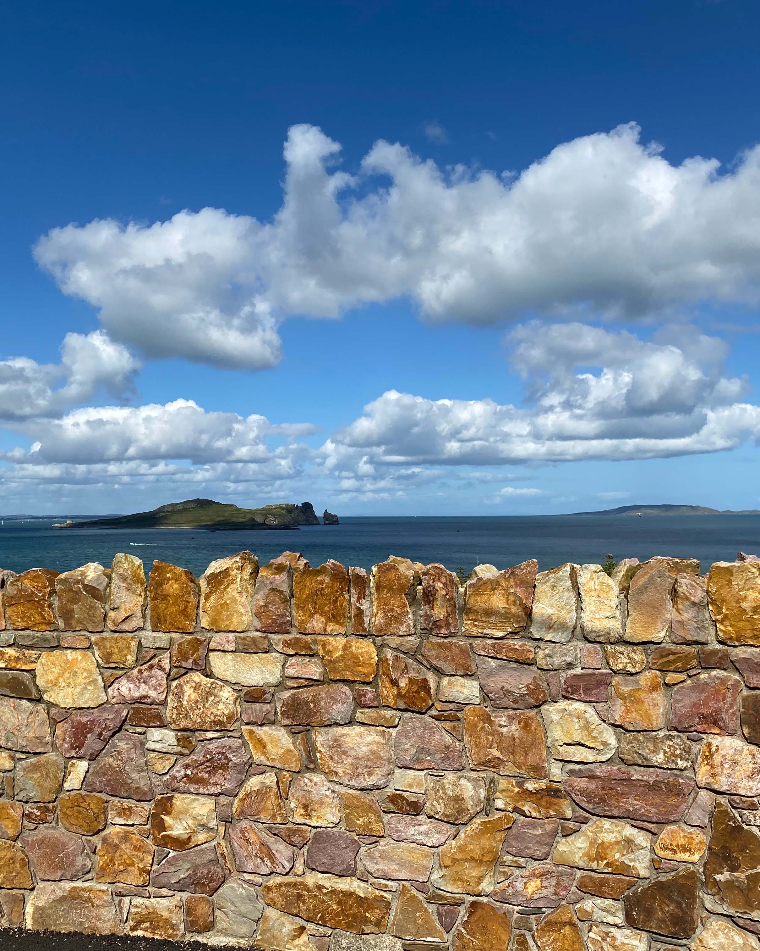 Eine Mauer mit Ausblick aufs Meer in irland