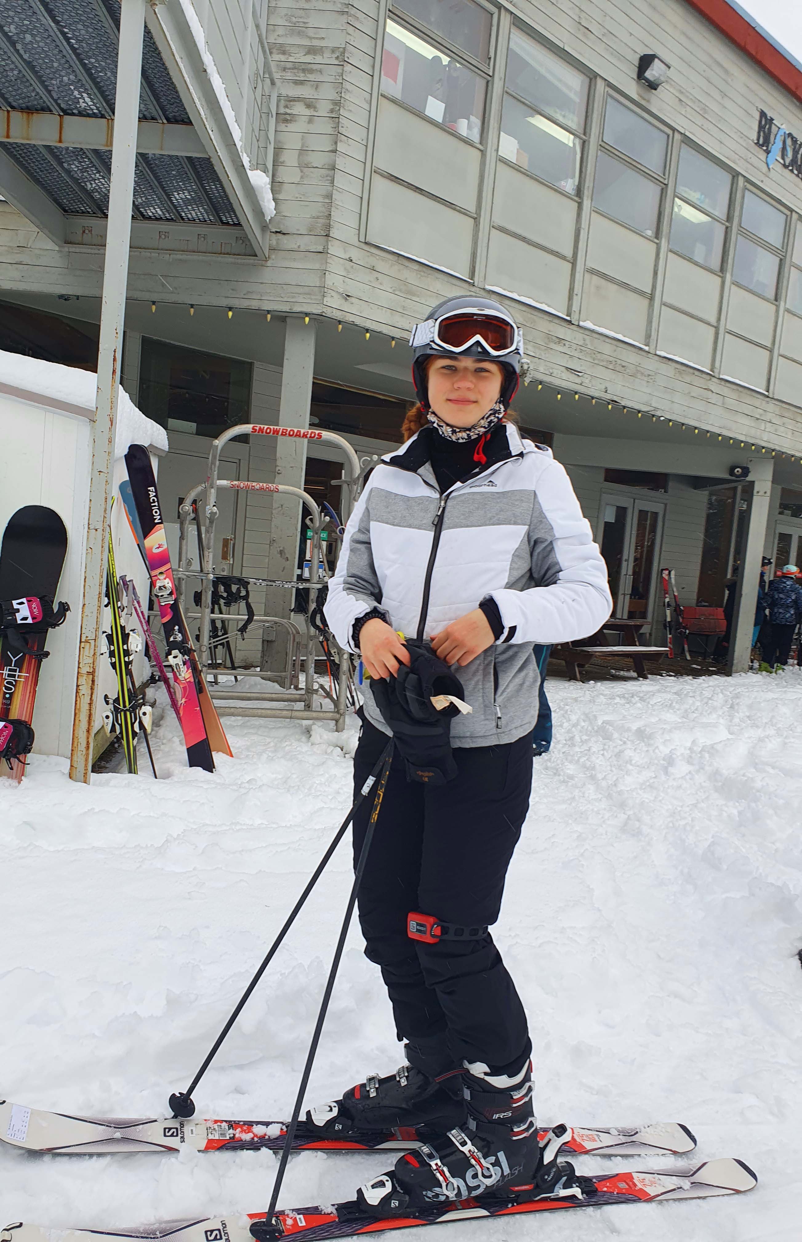 Eine Teilnehmerin bereitet sich aufs Skifahren vor