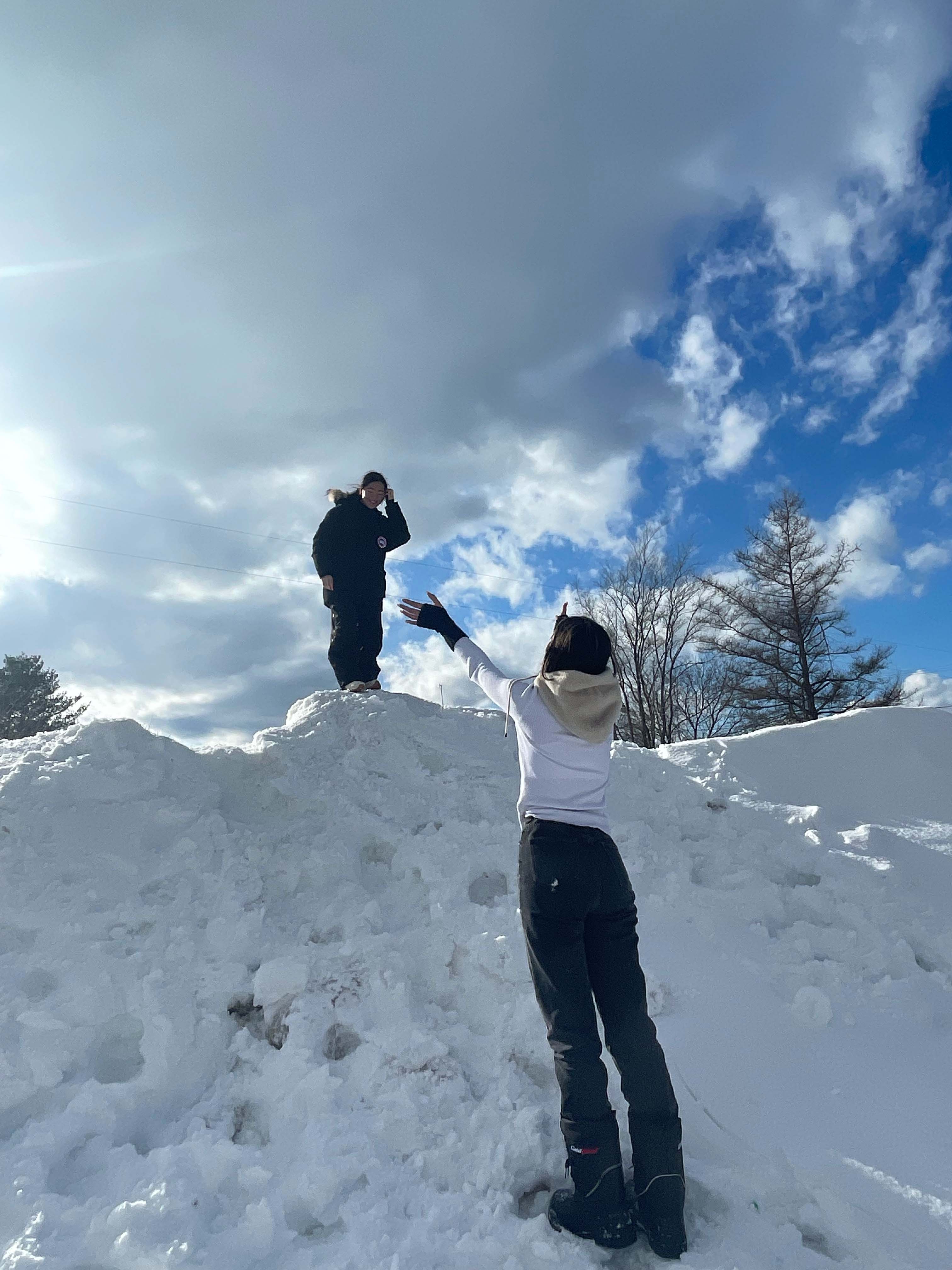 Eine Teilnehmerin und ihre Gastschwester im Schnee