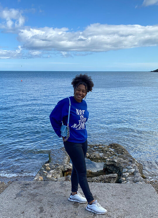 Girl mit blauem Pulli