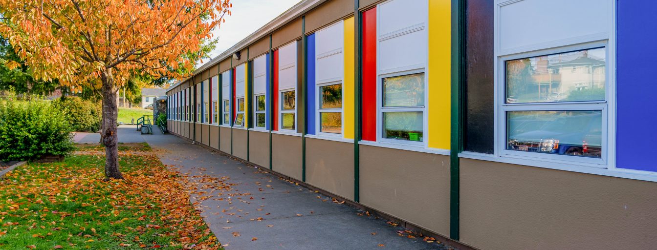 Ein bunt bemaltes Schulgebäude im Victoria Schuldistrikt im Herbst