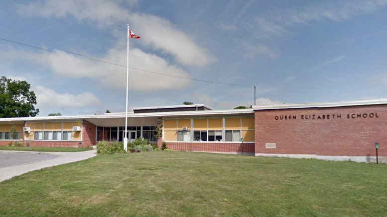 Ein Schulgebäude im Hastings & Prince Edward District School Board Schuldistrikt
