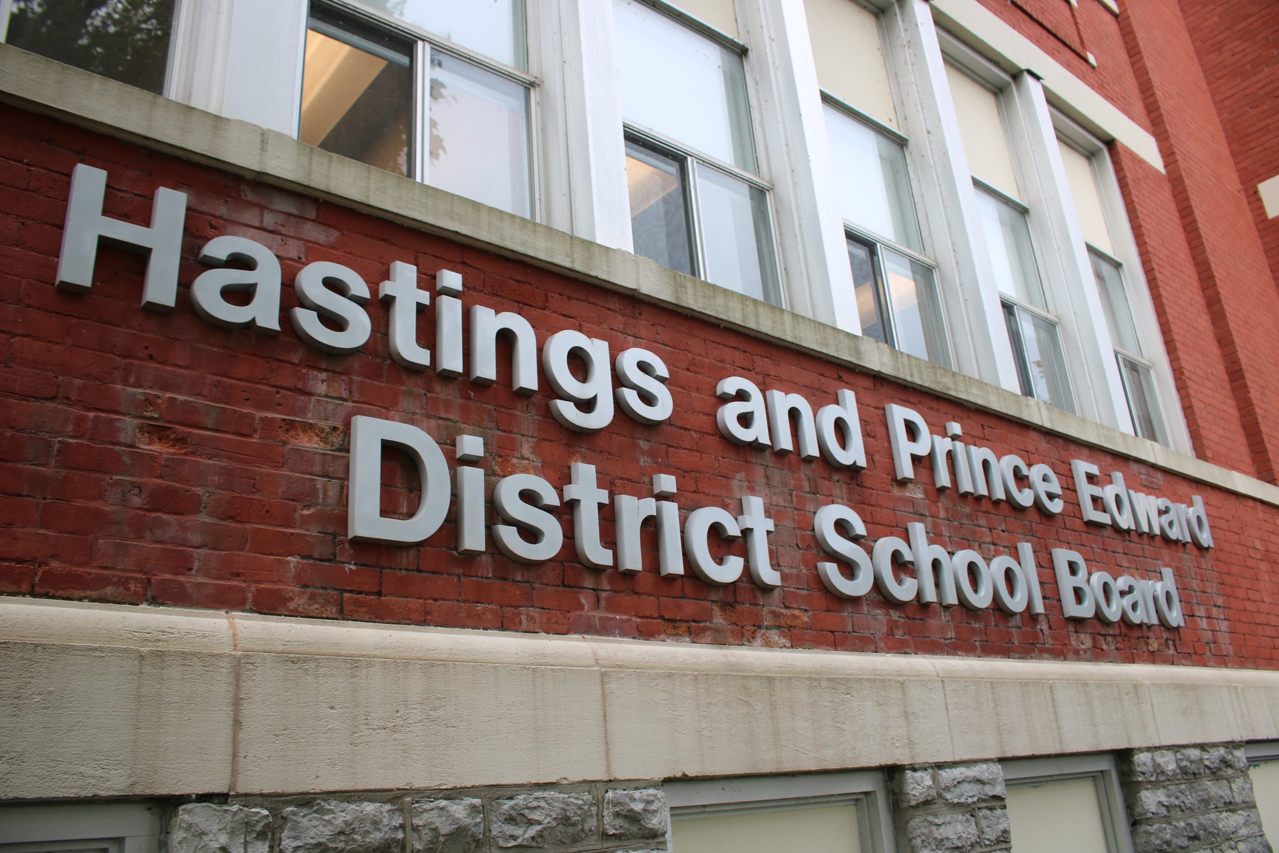 Ein Schild des Hastings & Prince Edward District School Board an einem Gebäude