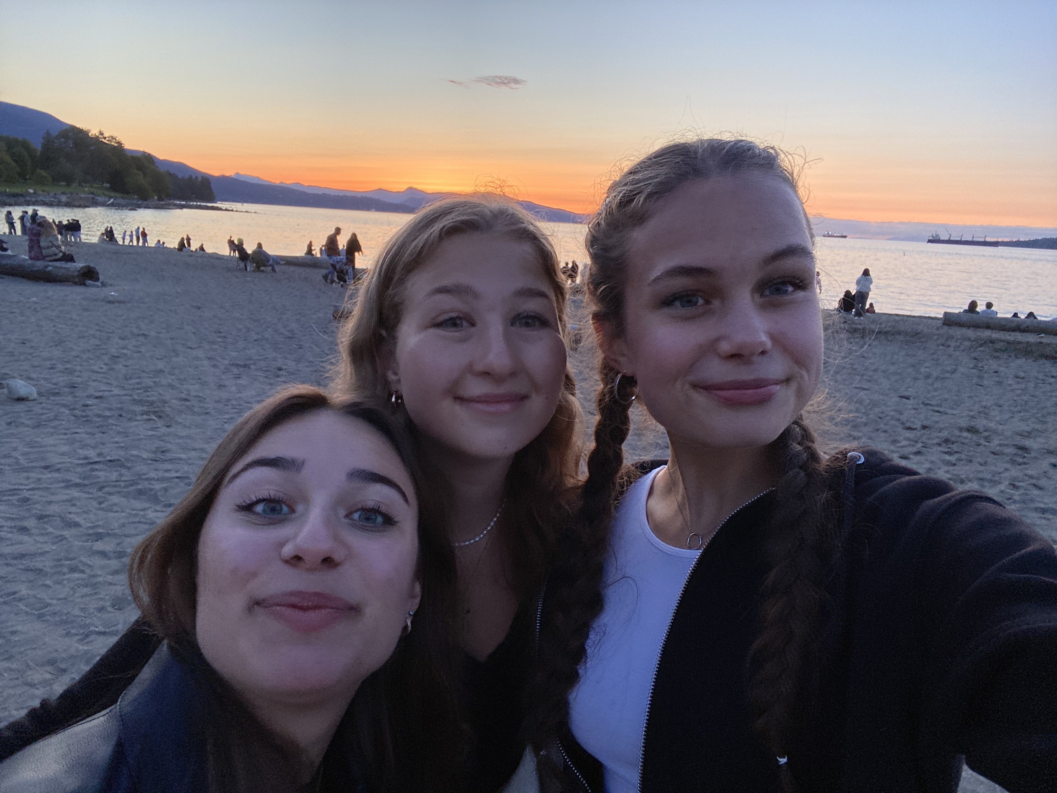 Drei Mädchen am Strand bei Sonnenuntergang