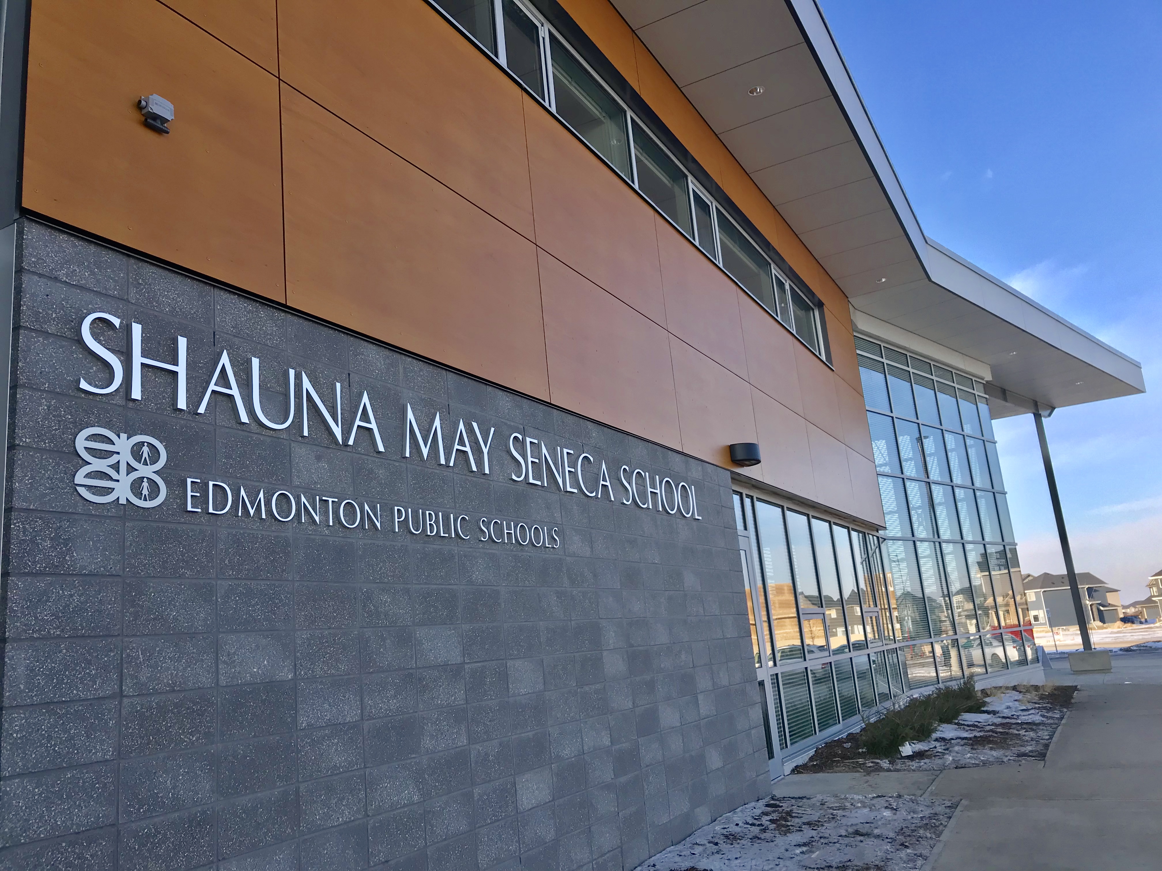 Ein Schulgebäude im Edmonton Public Schools Schuldistrikt
