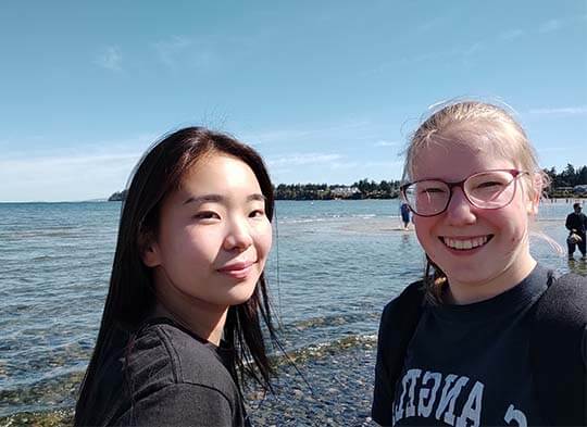 2 girls am strand