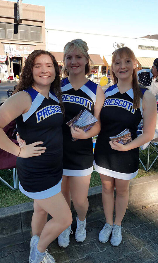 3 Freundinnen im Cheerleader outfit