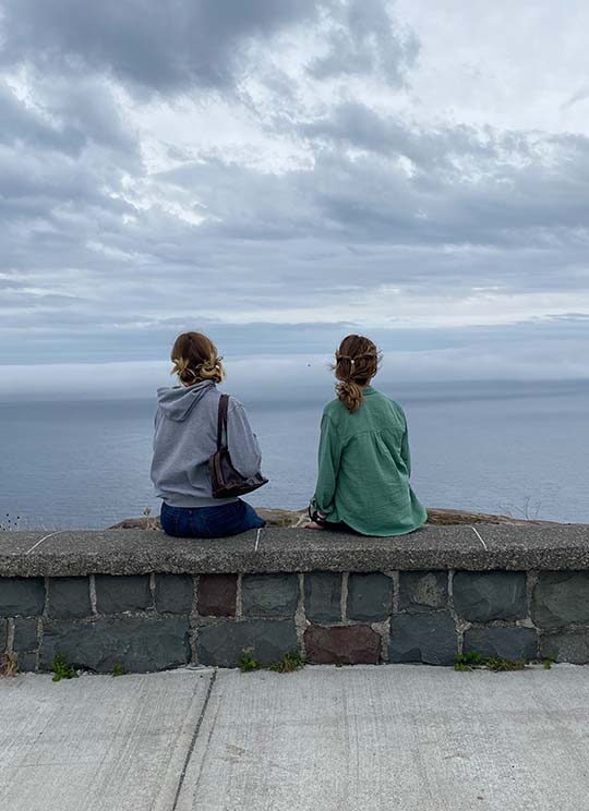 Freundinnen vor dem offenen Meer