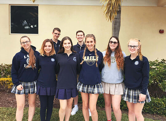 Gruppenfoto vor der Schule