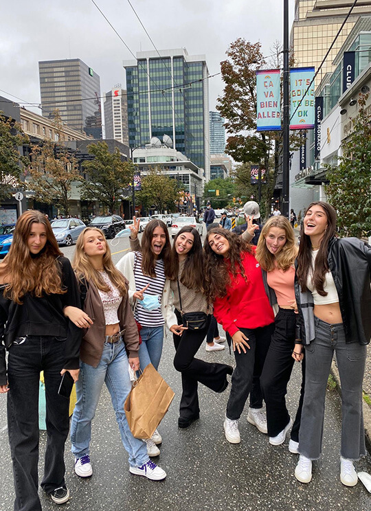 Mädchen Gruppenfoto in der Stadt