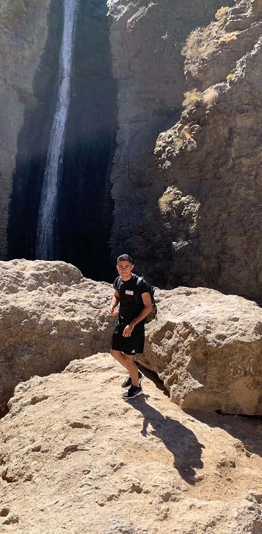 boy auf felsen