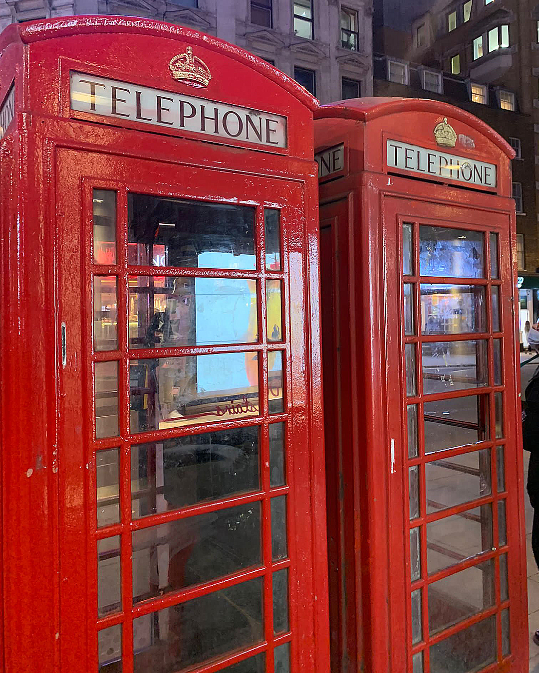 Typische rote Telefonzellen in England