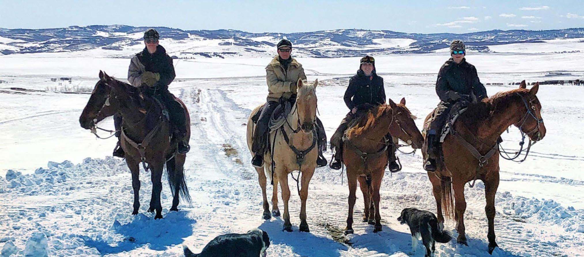 Eine Gruppe von Schüler:innen bei einem Reitausflug im Schnee