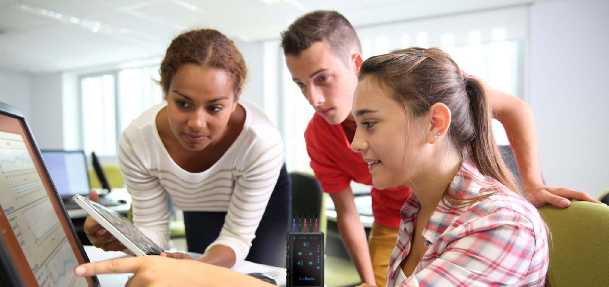 Eine Gruppe von Schüler:innen im Unterricht