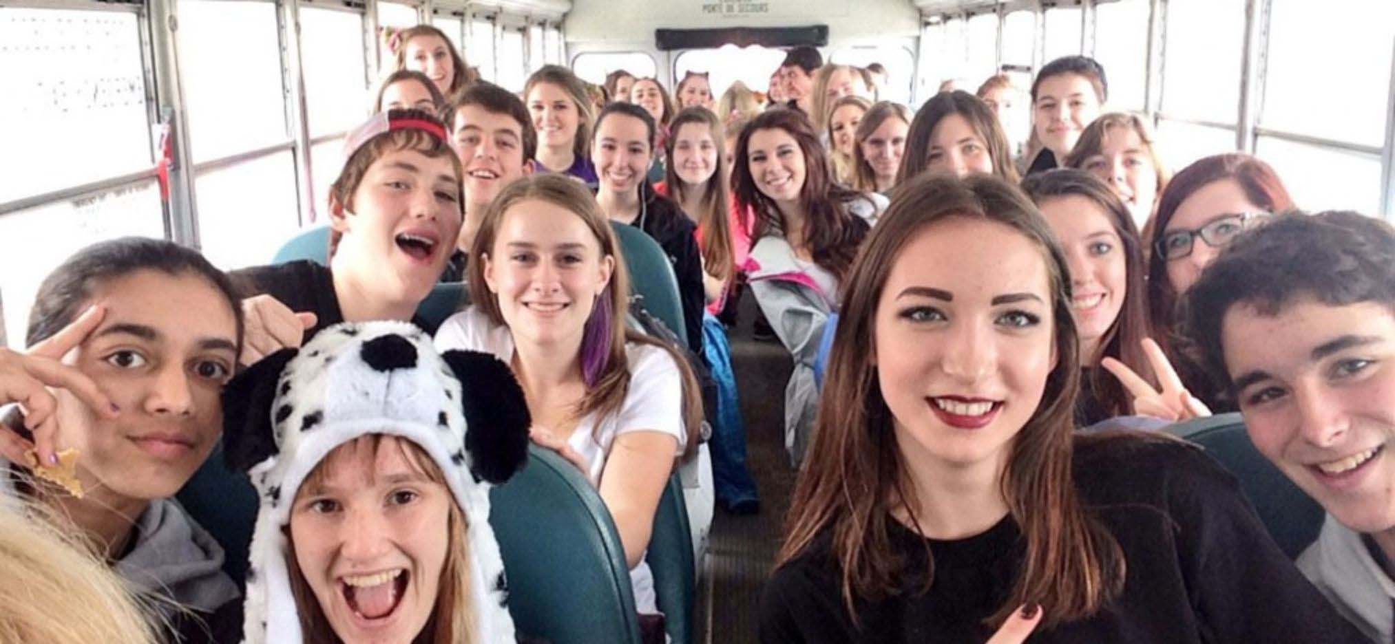Eine Gruppe von Schüler:innen in einem Schulbus
