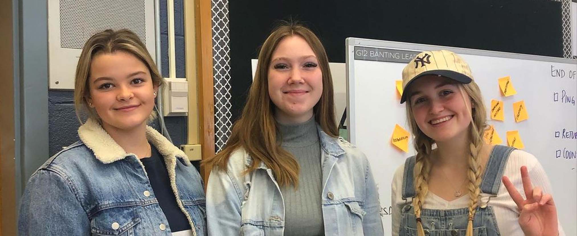 Eine Gruppe von Schüler:innen vor einem Whiteboard