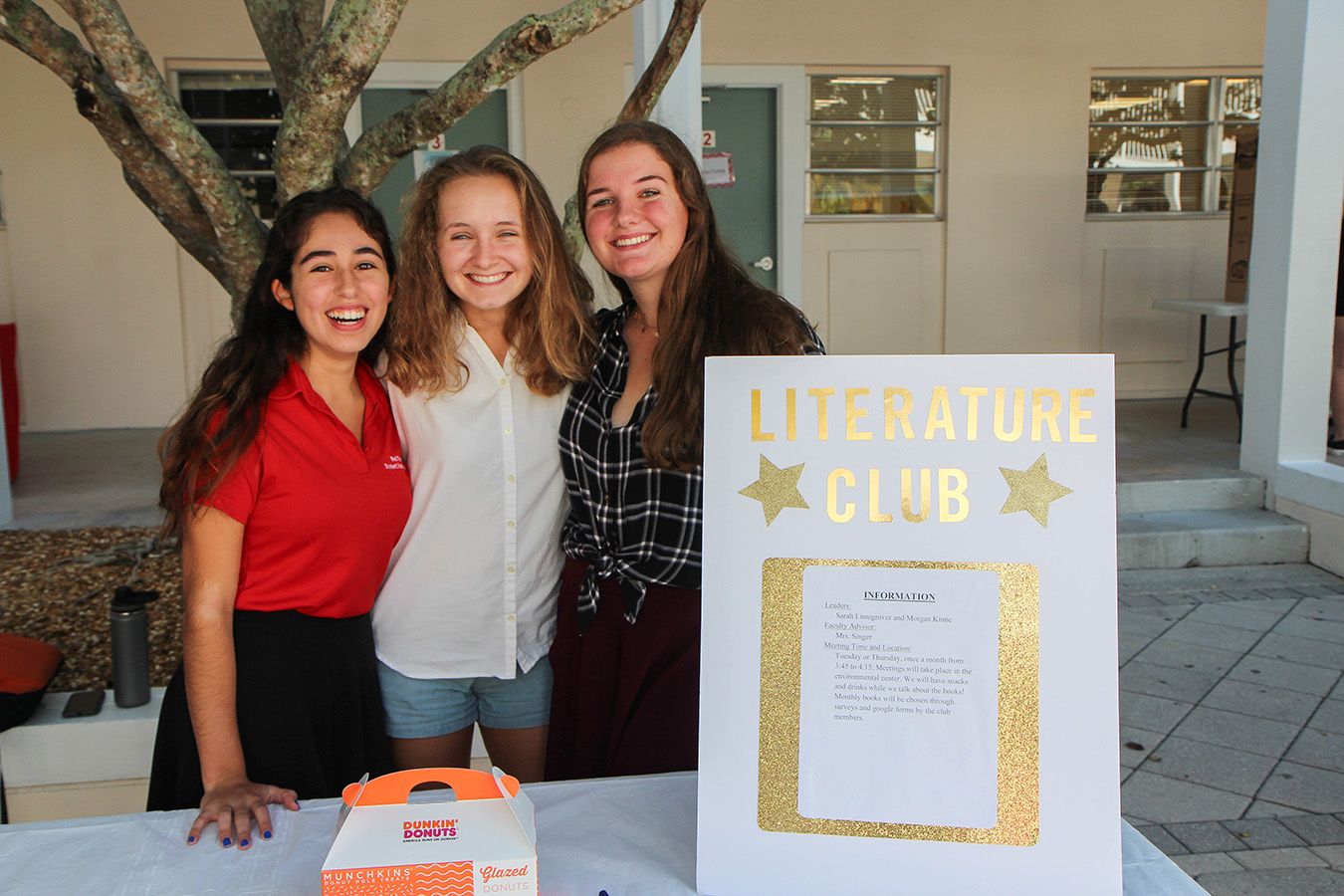Drei Schülerinnen präsentieren stolz den Literatur Club