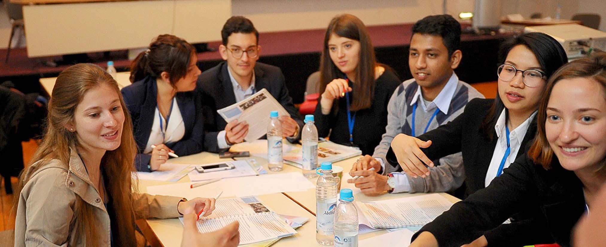 Eine Gruppe von Schüler:innen in der Pause