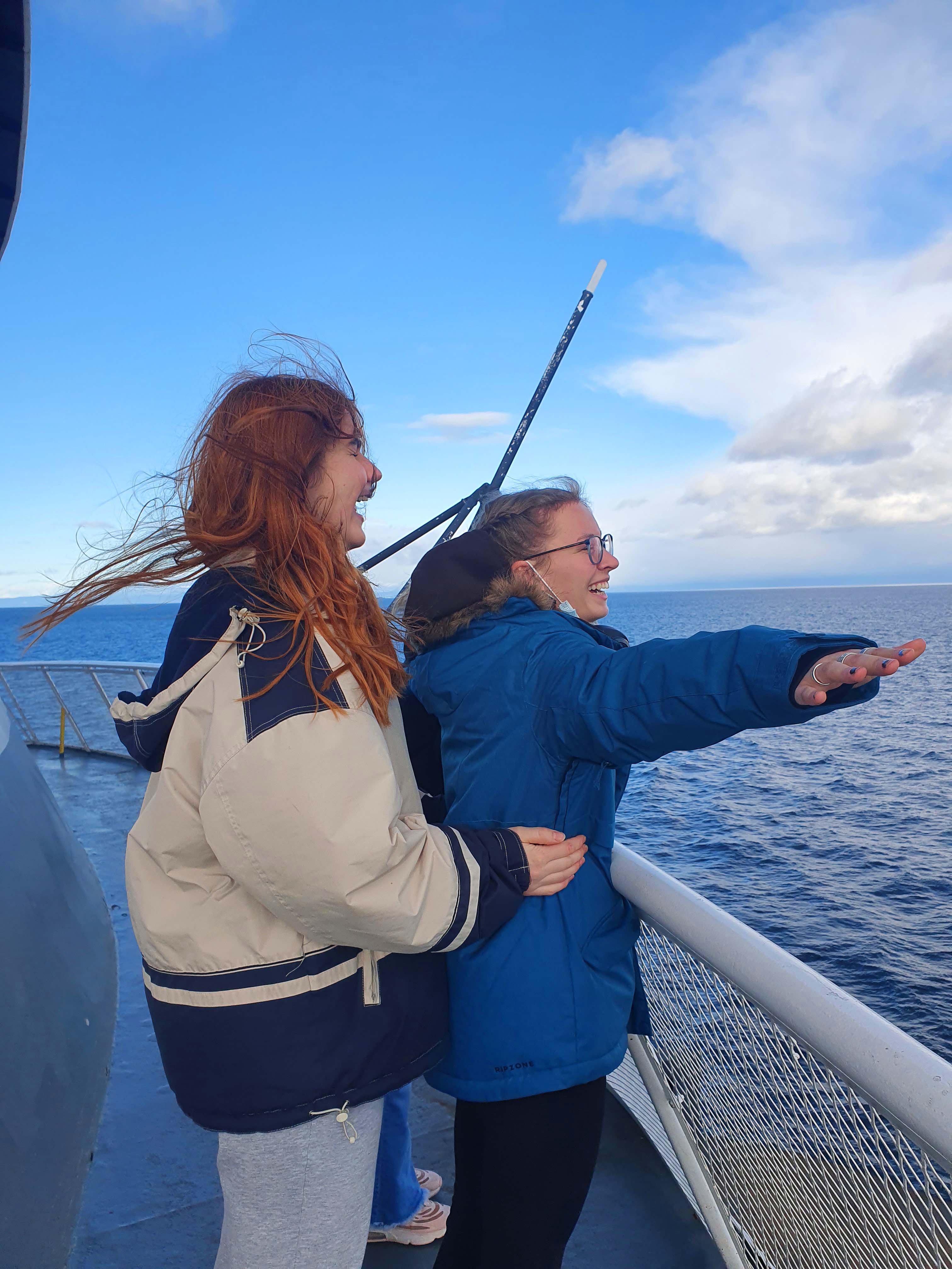 Zwei Teilnehmerinnen bei einem Ausflug auf einem Schiff