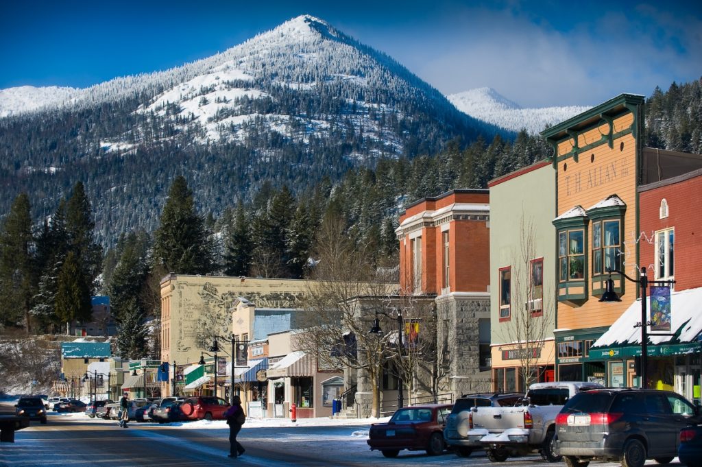 Eine verschneite Stadt in British Columbia