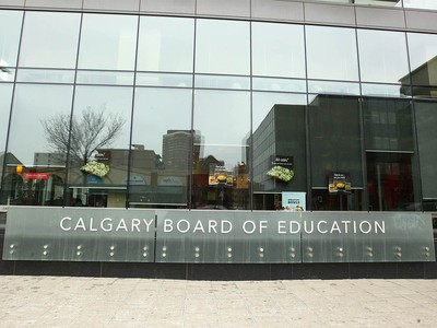 Ein Schulgebäude im Calgary Schuldistrikt