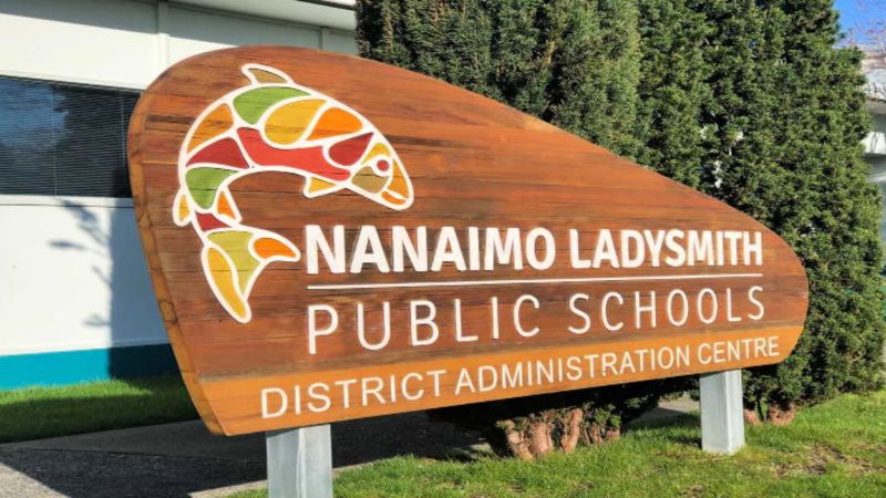Ein Schild was auf den Nanaimo Ladysmith Schuldistrikt hinweist