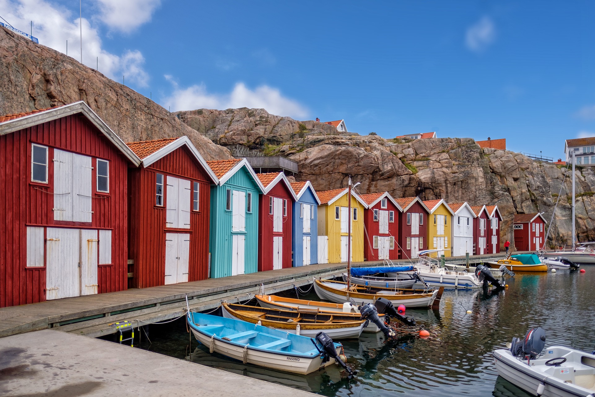 Eine Reihe von bunten Häusern in Skandinavien