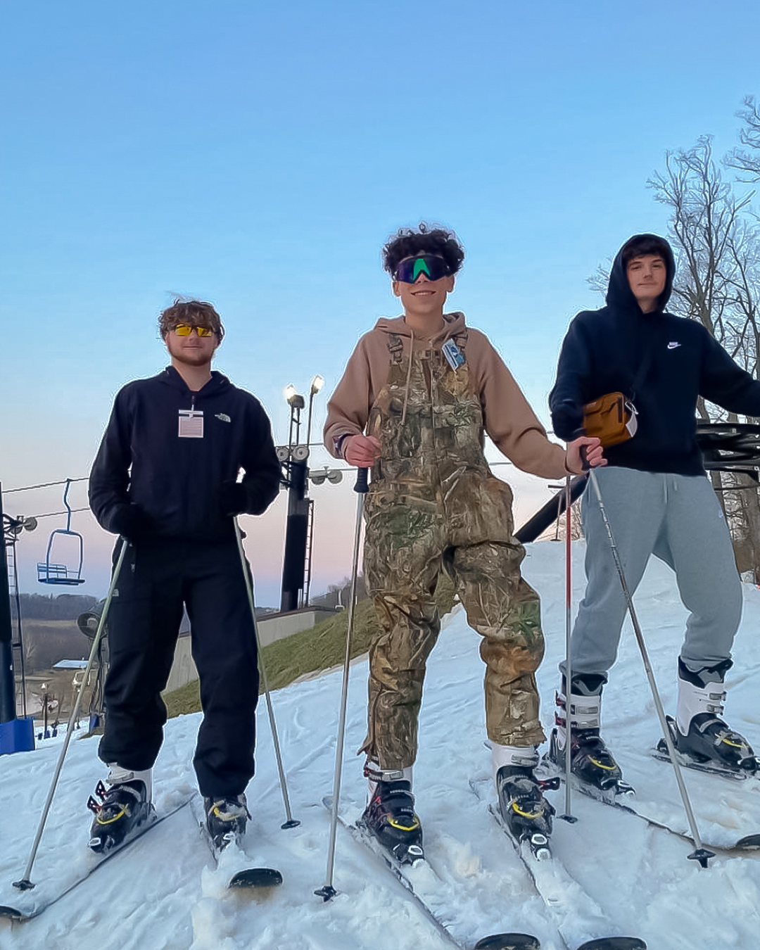 Eine Gruppe von Teilnehmer:innen beim Skifahren