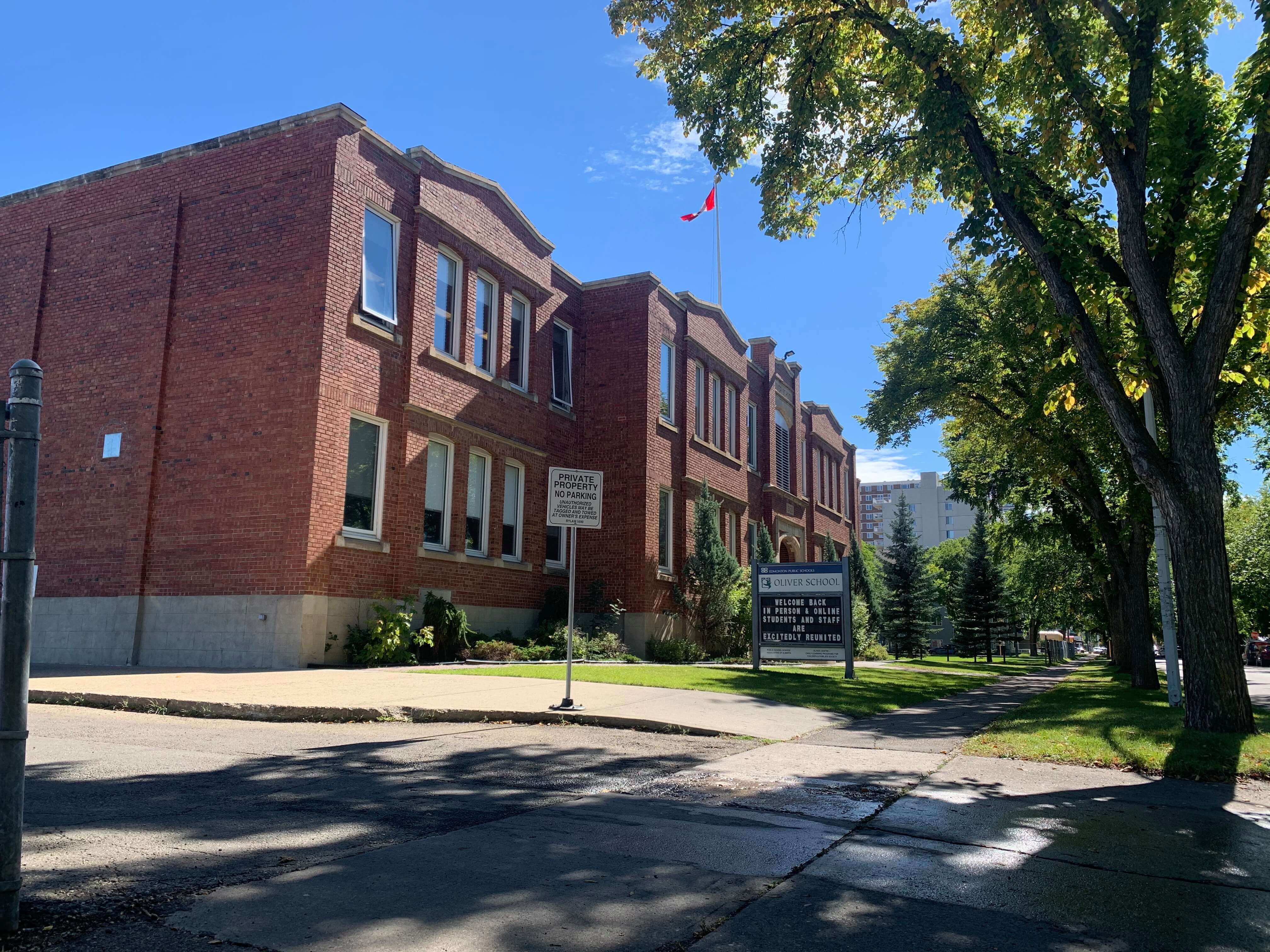 Eine Schule im Edmonton Public Schools Schuldistrikt