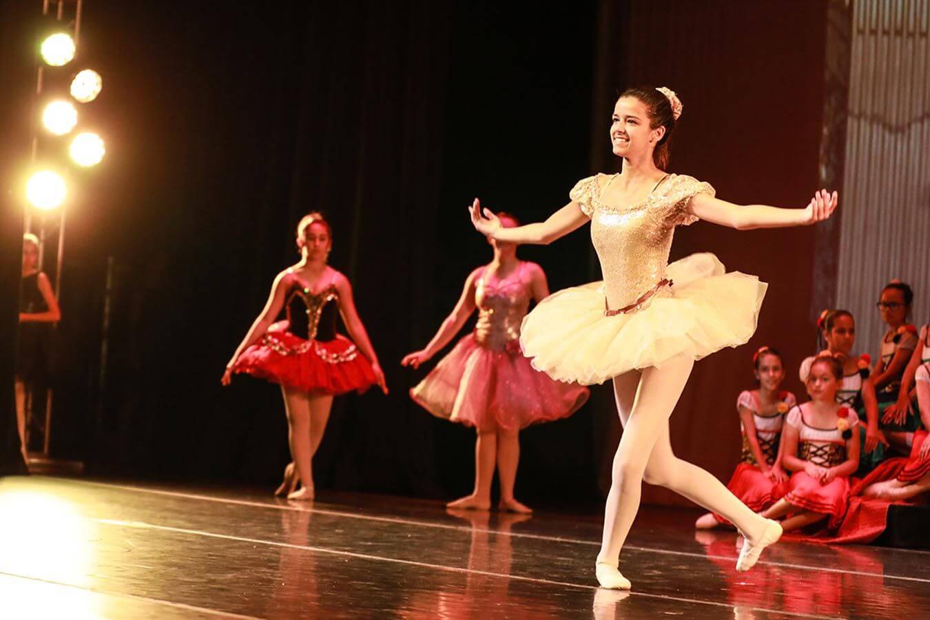 Eine Schülerin bei einer Ballettaufführung